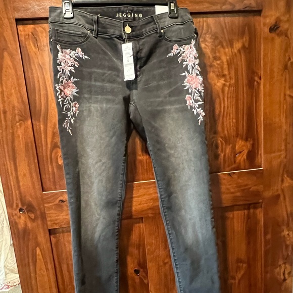 White House Black Market Pants & Jumpsuits Size 6 Black House White